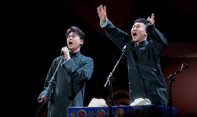 德云社张云雷深夜晒相声专场合照,网友送上祝福_杨九郎_照片_郭德纲