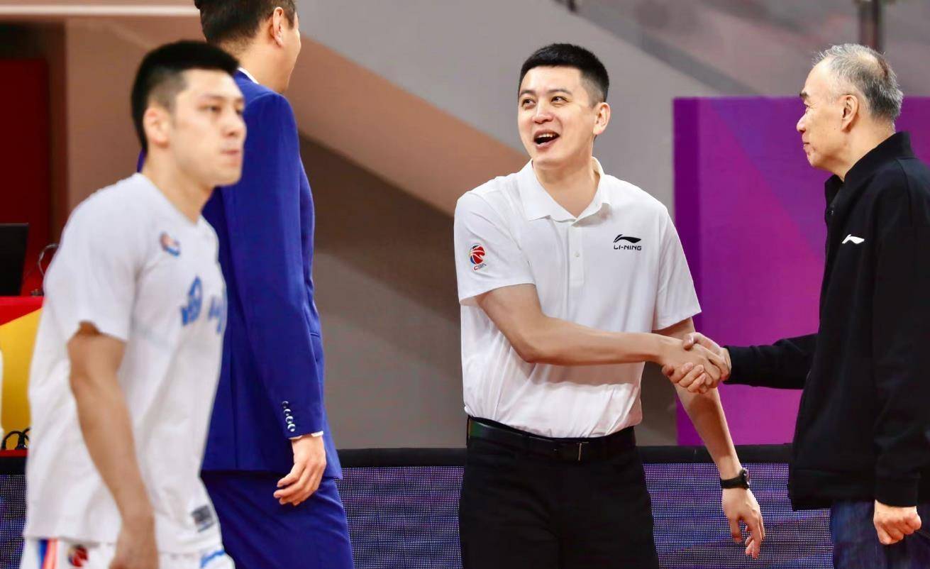 郭艾伦官宣重大决定,联手王仕鹏朱芳雨对阵杨鸣!