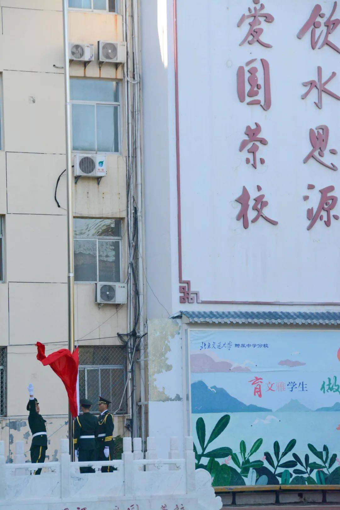 训前动员绿海点缀下的斑斑迷彩,是青春中最绚丽的颜色;烈日直射时的