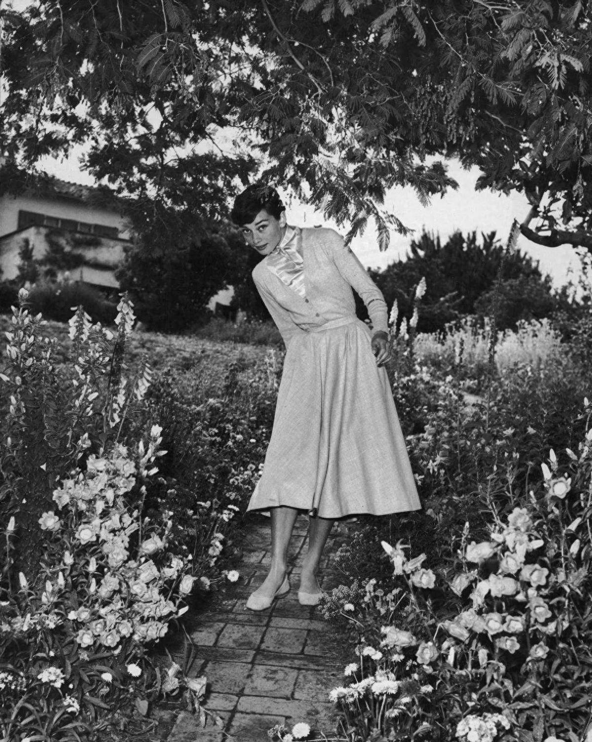 "赫本裙"才是搭配王者,穿上身显瘦又显高,美得很优雅_奥黛丽_时尚