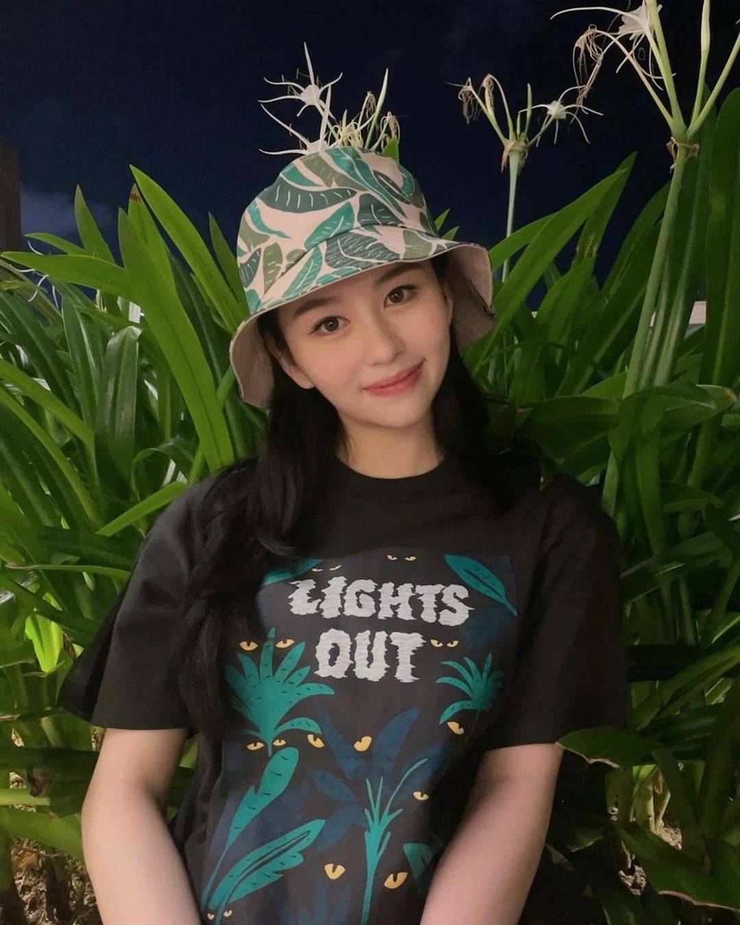 沈月20岁生日激罕晒妈妈最新近照 53岁邱淑贞逆龄美貌震撼网民_漂亮