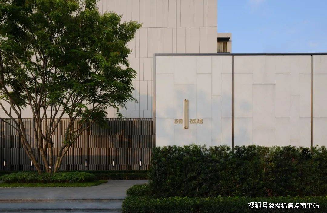 滑动 → 东莞润府(原)我们将林院改造为迎宾水院,驻足于廊下观雨听瀑