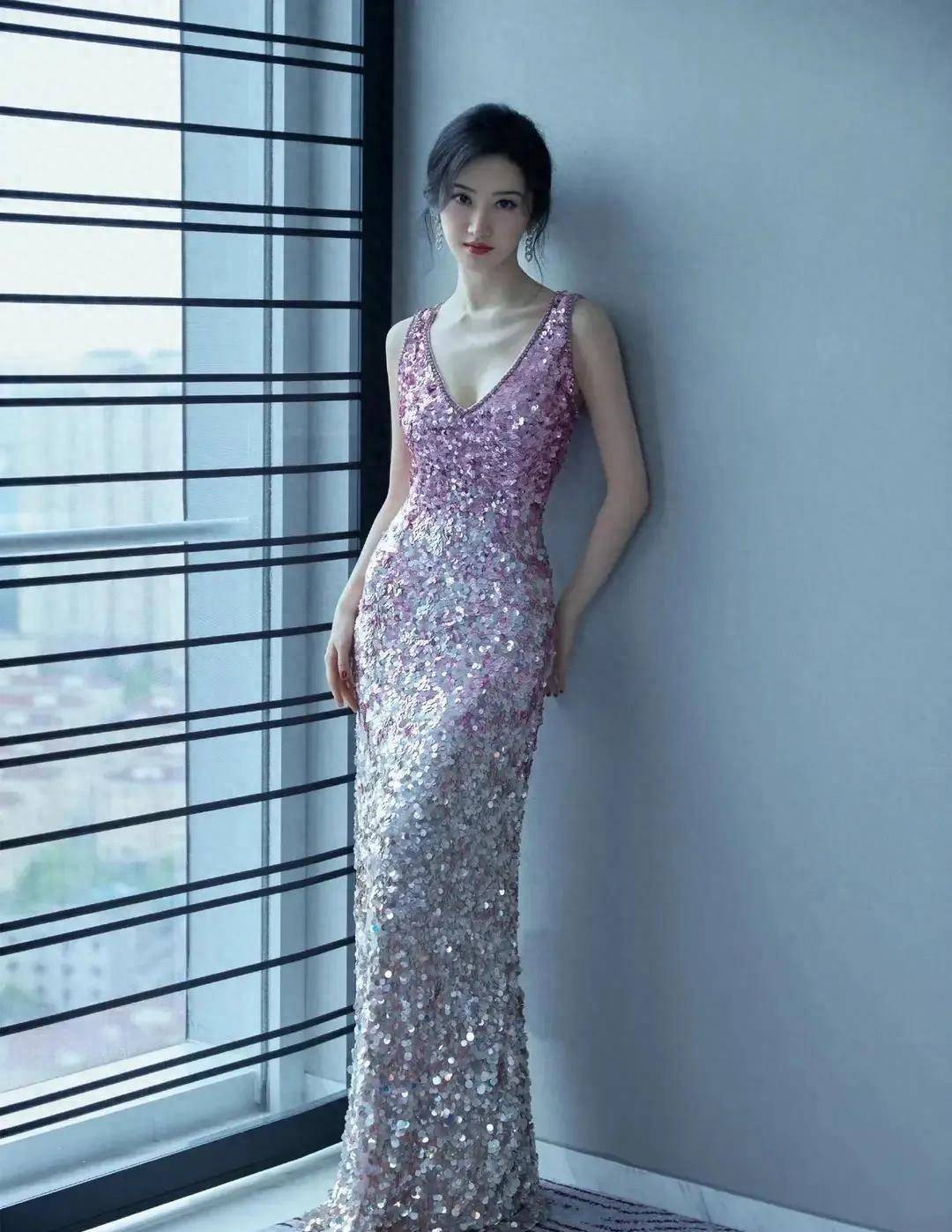 景甜大胆试穿粉色亮片裙,展现完美曲线身材,甜美性感吸睛