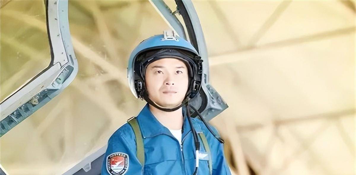 湖南30岁歼击机飞行员,牺牲前两个月刚补办完婚礼,儿子才2岁_廖勇