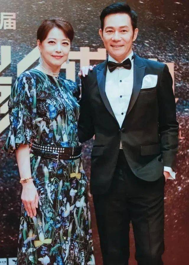 张兆辉携周海媚走红毯!