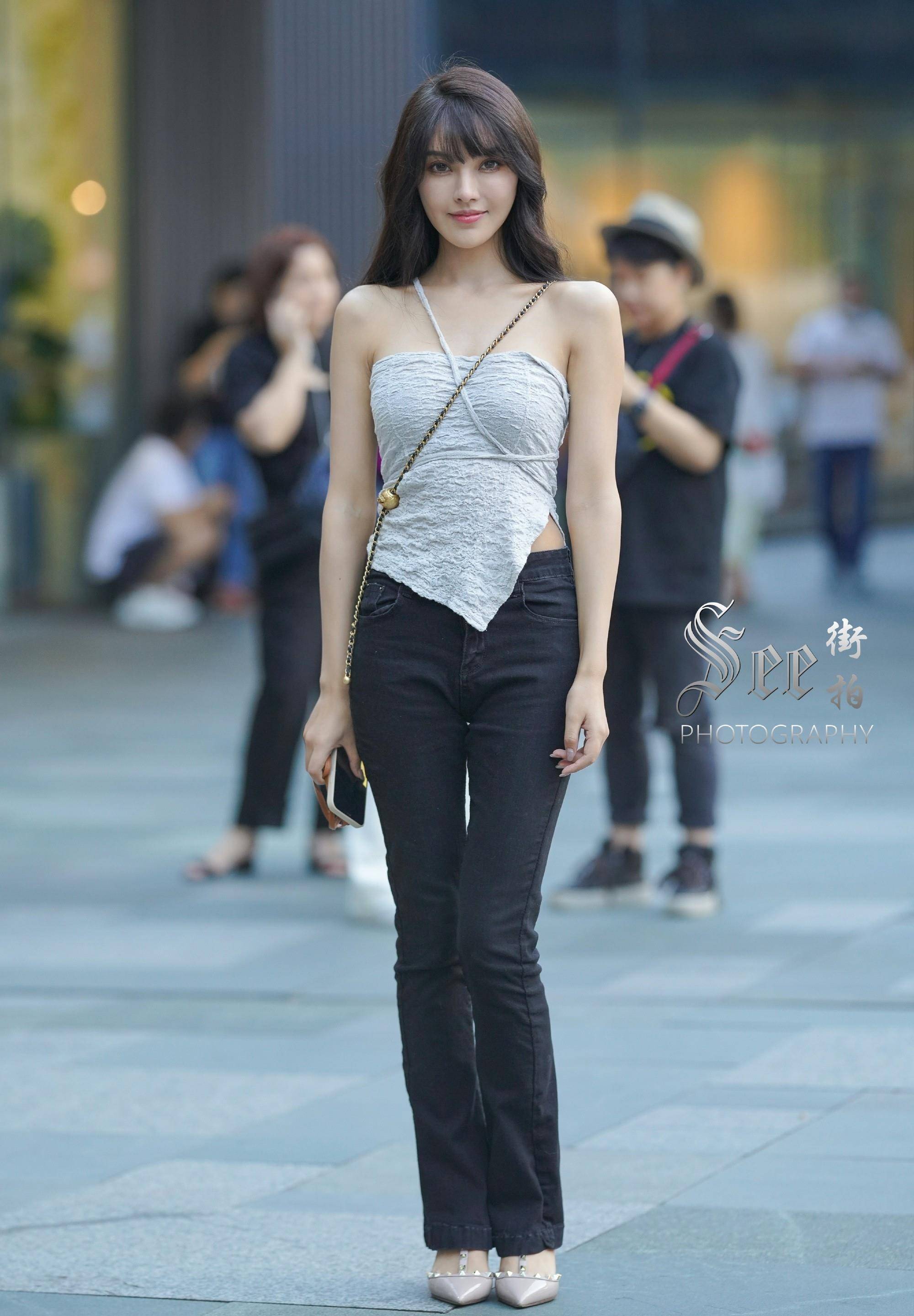 街拍:个子高的小姐姐总能穿出时尚的款式,展现独特的魅力_身材苗条