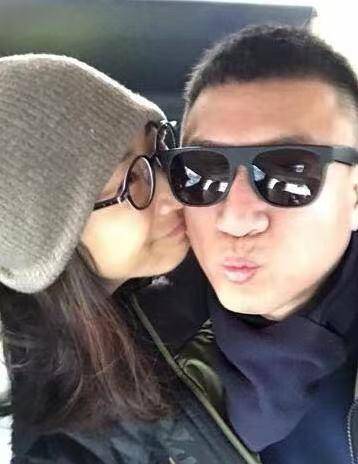 孙红雷与王骏迪十指紧扣散步,网友问:李成阳,高明远同意了吗?