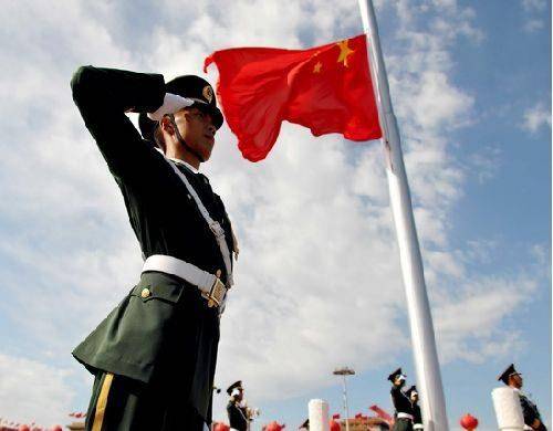 2021年2月3日,来自四川的意外走红的丁真也去天安门广场升国旗,完成