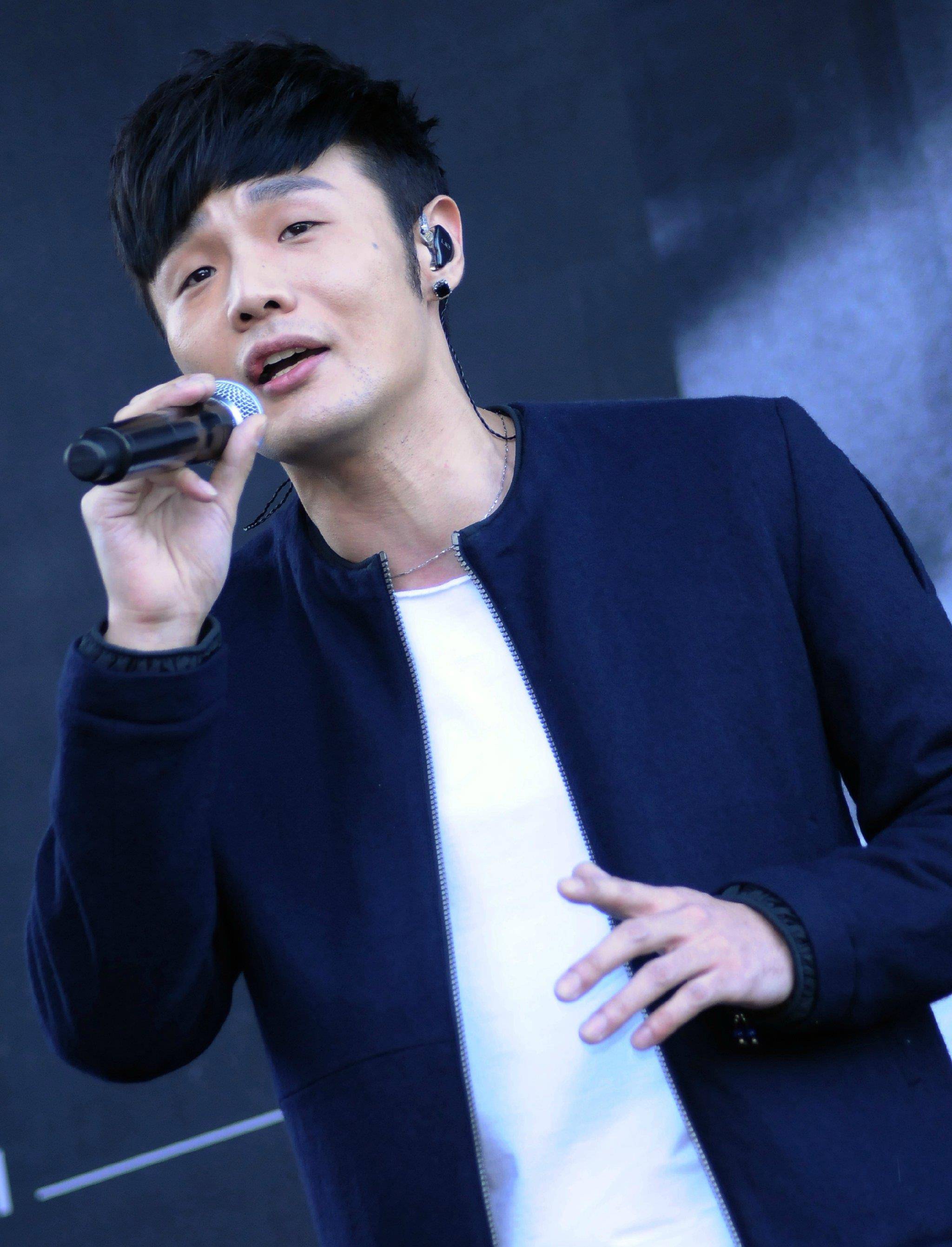 李荣浩现在和杨丞琳有多甜,当初那个等了男方4年的女生就有多伤_陆瑶