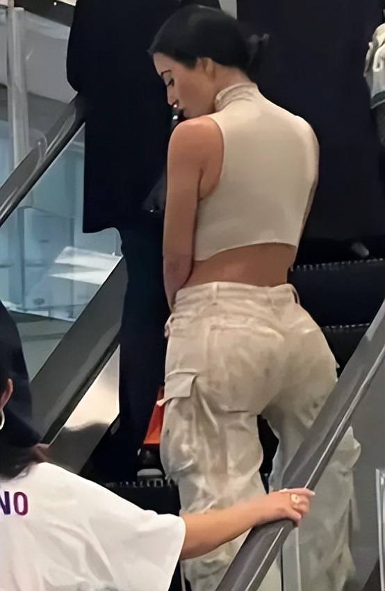 她的背影曼妙迷人,露出的腰肢和马甲线让人无法抵挡.