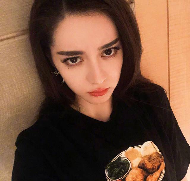 迪丽热巴一改往日自拍风格,嘟嘴卖萌比剪刀手!