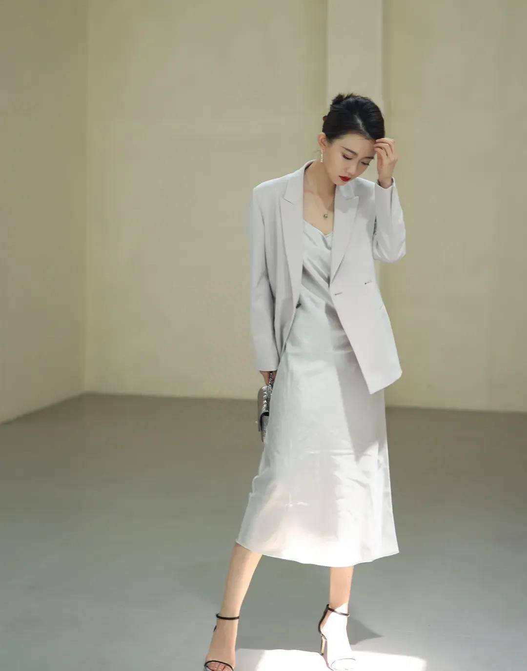 夏季"西装搭配吊带裙",兼顾时尚优雅的气质魅力,干练又霸气_女性_身材