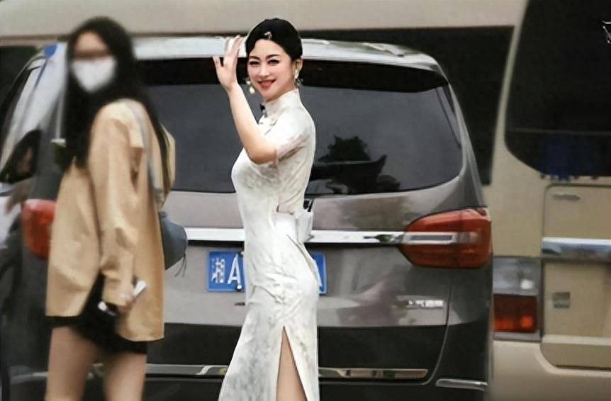 67朱珠旗袍尽显风情,白色长裙妖娆高开叉,散发令人心动的魅力_时尚