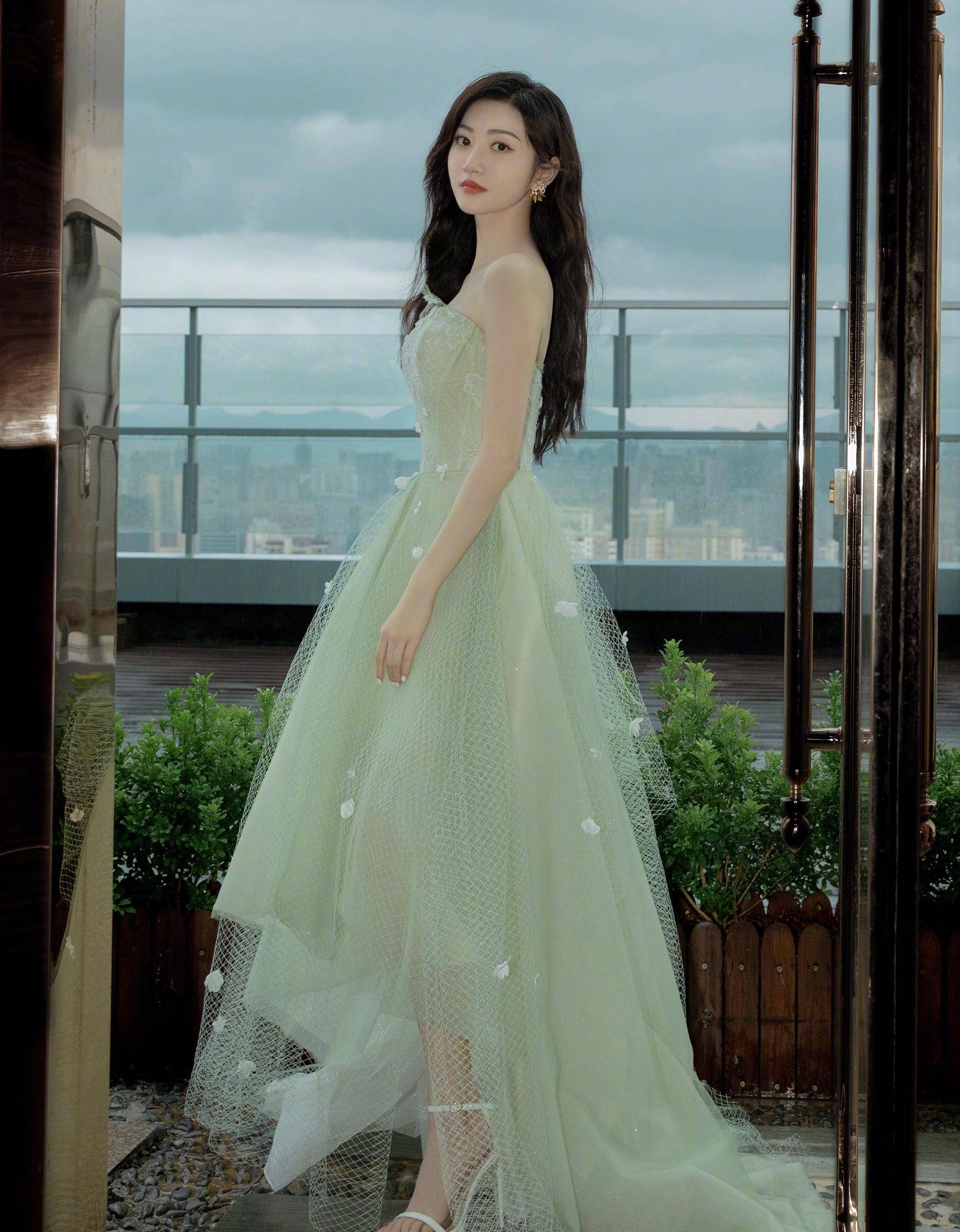 华美的礼服,精心打理的长发,以及女人味十足的妆容,和张继科交往期间