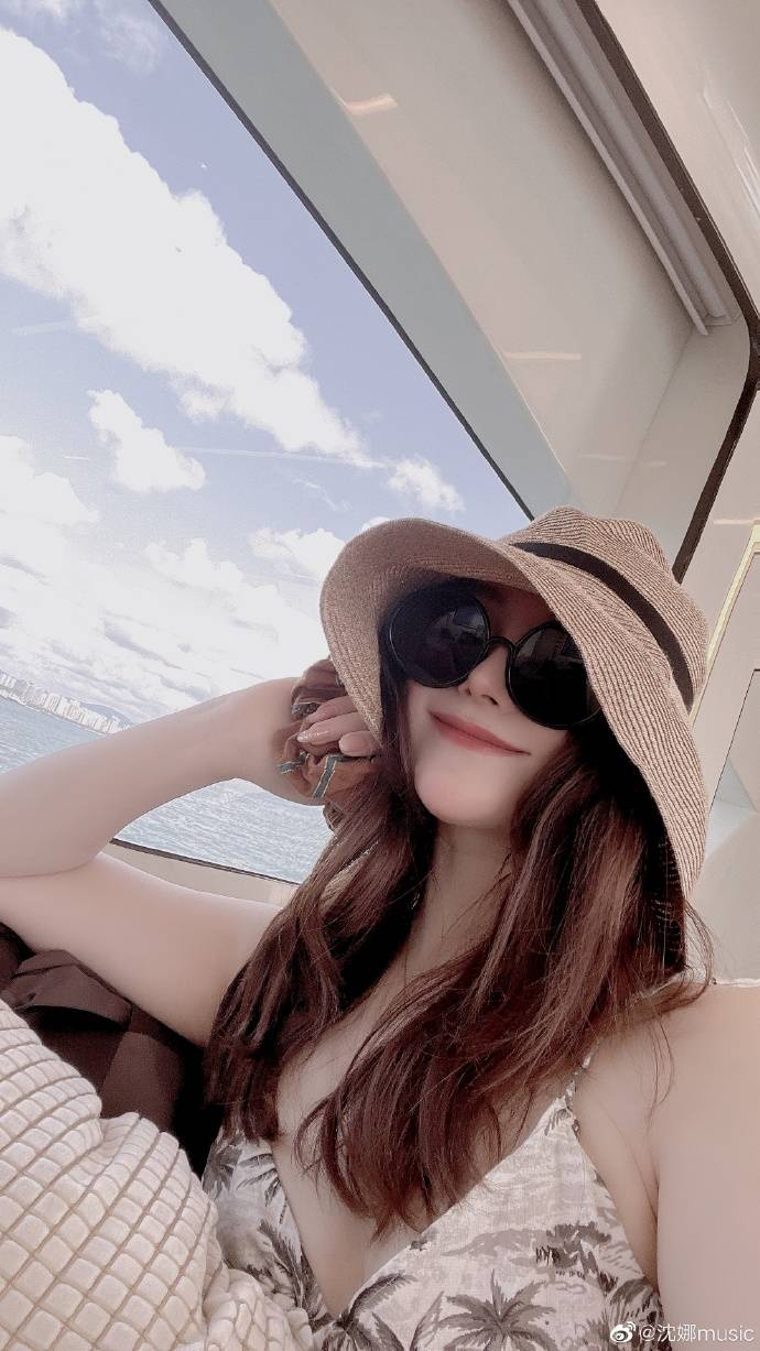 47岁沈腾姐姐沈娜温婉靓丽 戴墨镜出海游玩少女感足_女高音_五官_生人