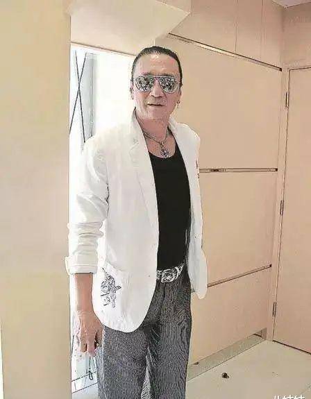 成龙称他是个传奇,拍照时李小龙都靠边站,谢贤年轻时有多牛?