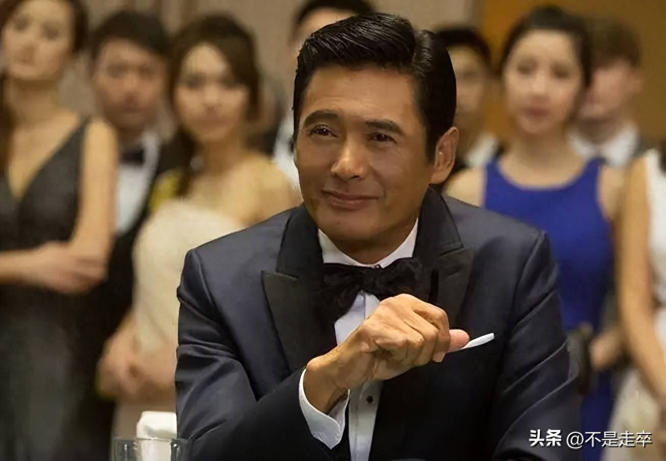 以方便上厕所,而其他主演如巩俐,刘烨,周杰伦等则使用剧组提供的公共