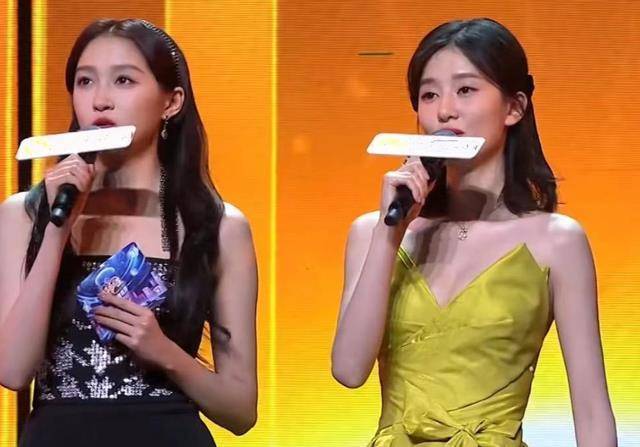 关晓彤与乔欣同框主持,被嘲又黑又壮,骨架小的乔欣占优势_气质_时候