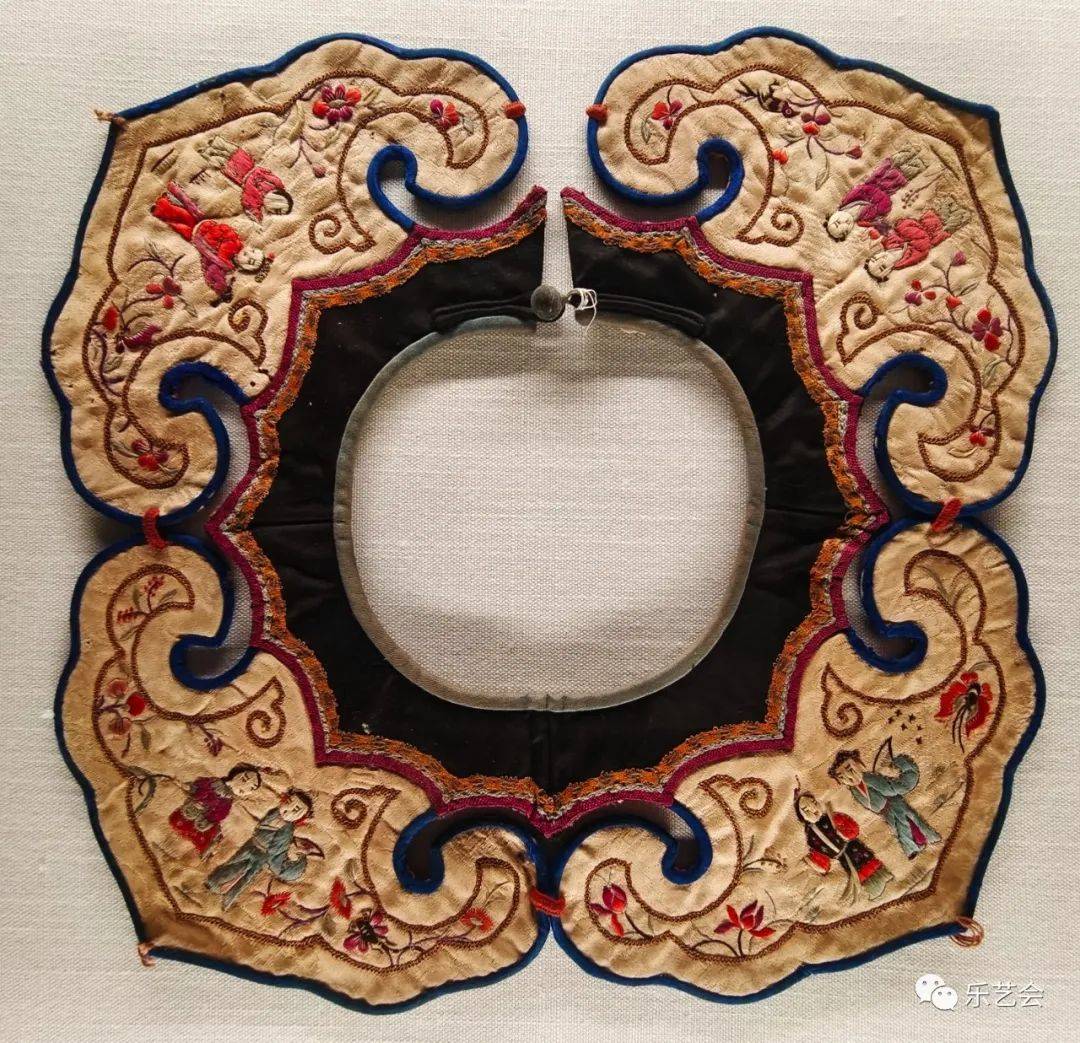 头上戴着金丝八宝攒珠髻,绾着朝阳五凤挂珠钗;项上带着赤金盘螭璎珞圈