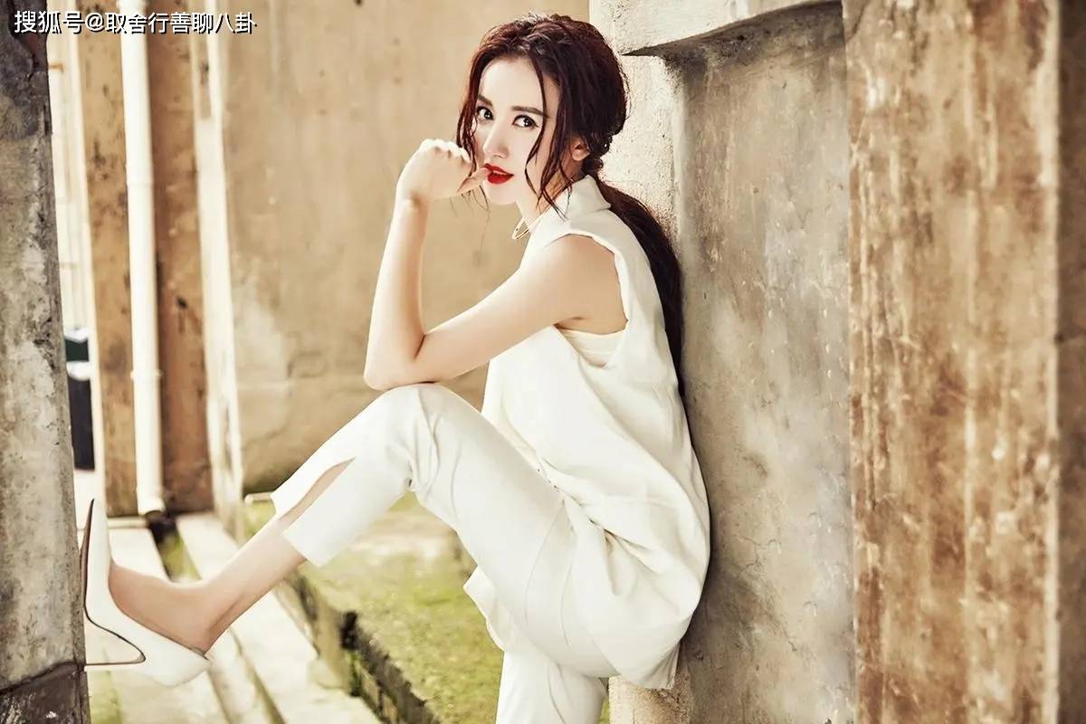 2015年,她出演了都市情感剧《小丈夫》.