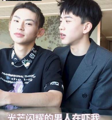 费启鸣看见小鬼狂咽口水,直言想当其"爸爸",互夸翻车成表情包_节目_不