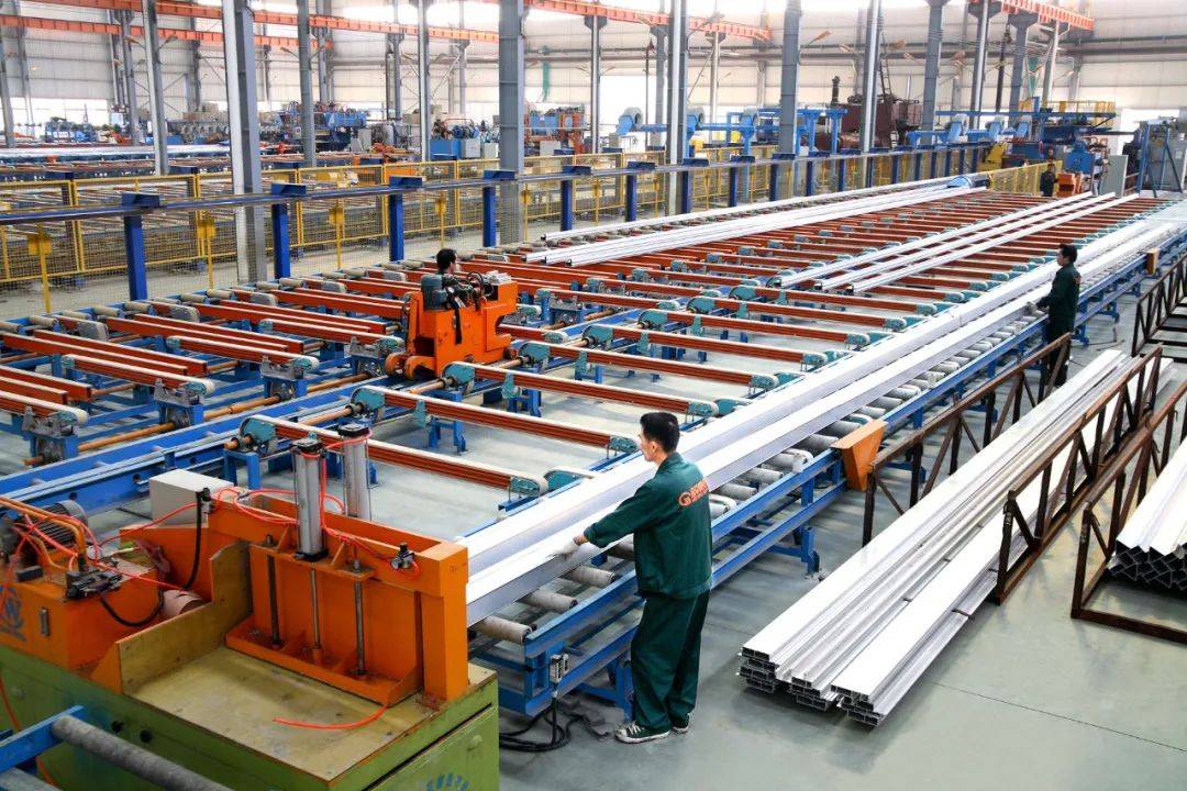 【挤压车间】铝材挤压叁将配好的原材料按工艺要求加入熔炼炉内熔化