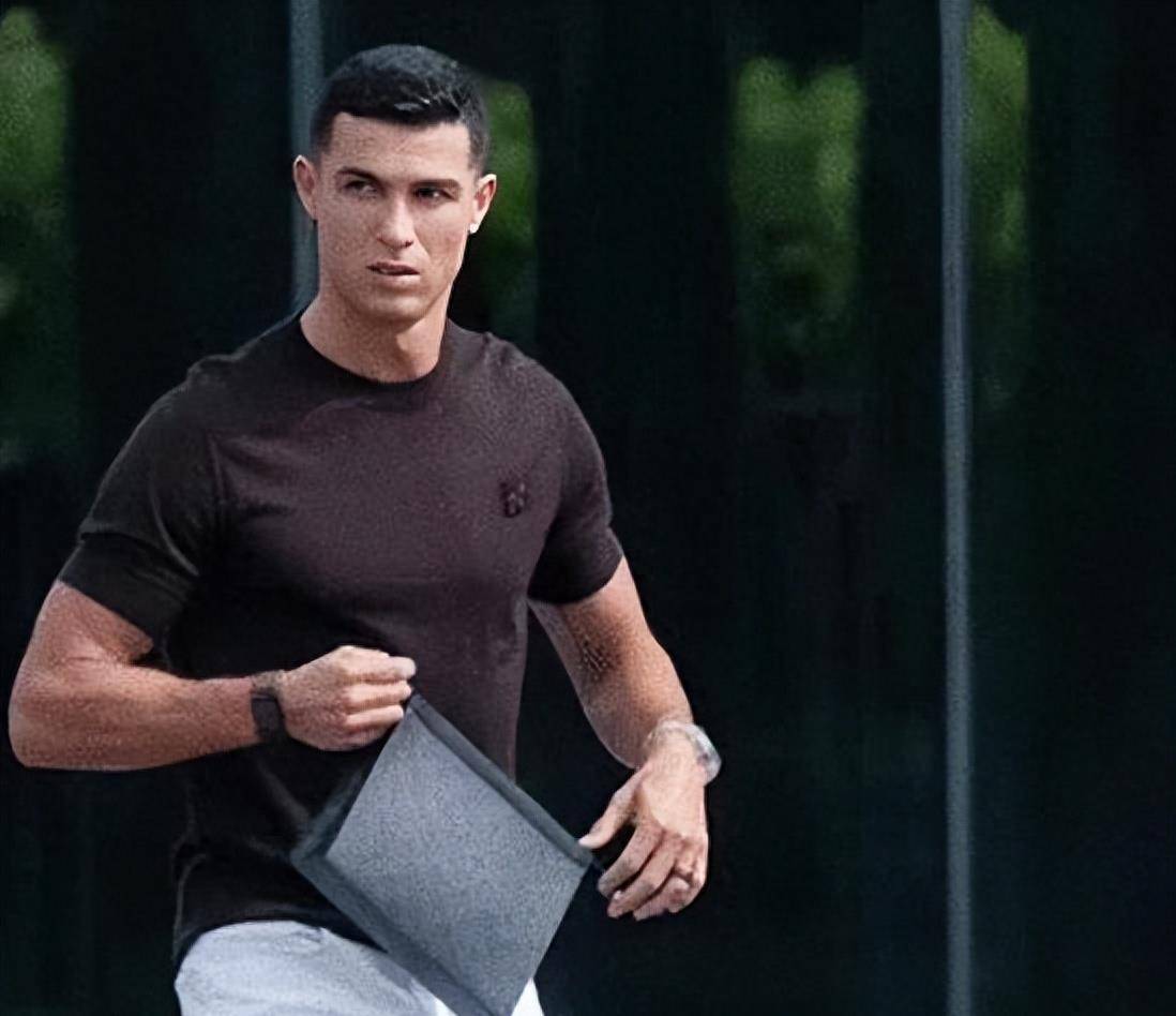 c罗身穿黑色短袖搭配白色短裤,非常时尚,尽显男人味.