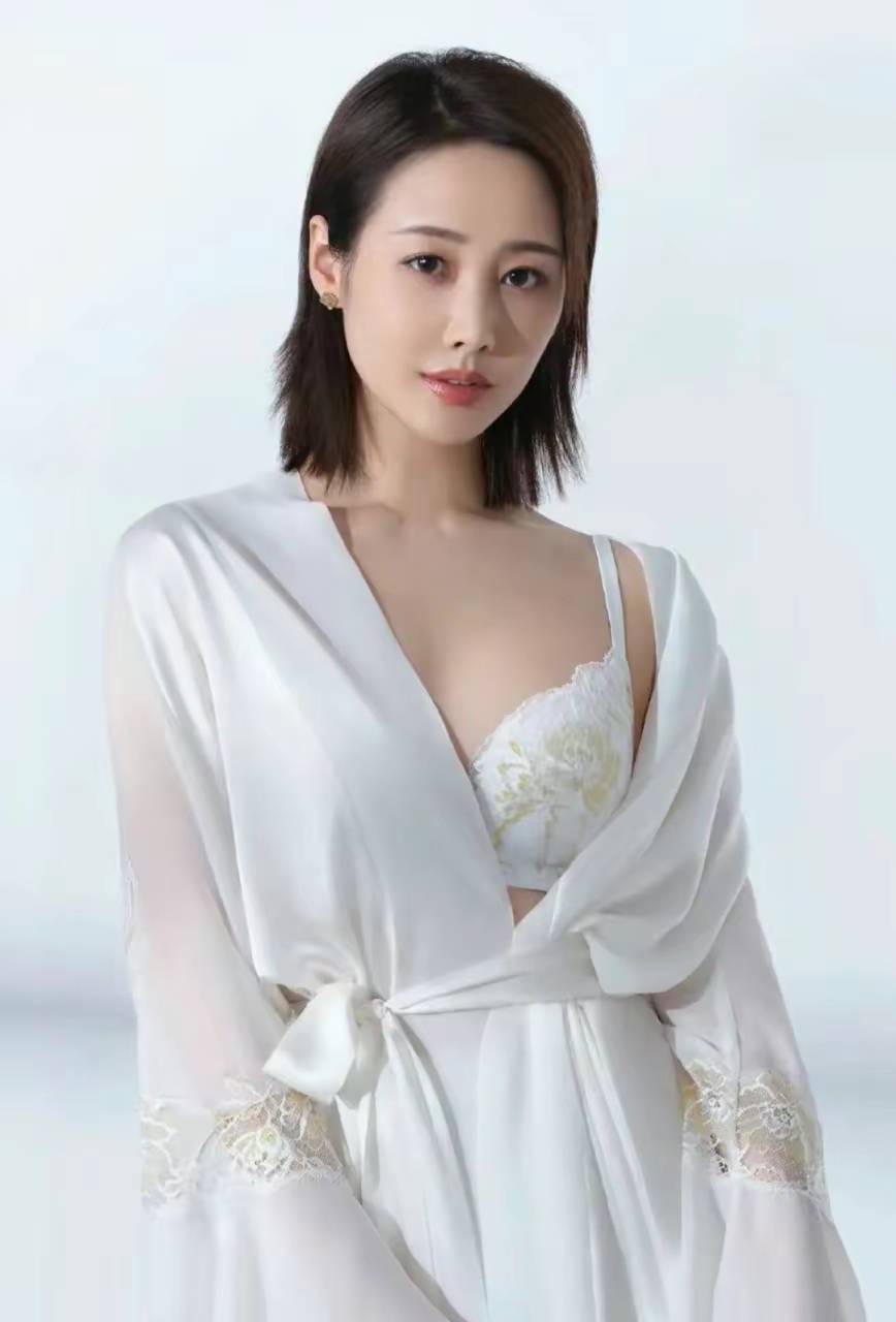 在中国娱乐圈中,有一位备受关注和喜爱的女神李纯,她以她独特的才华和