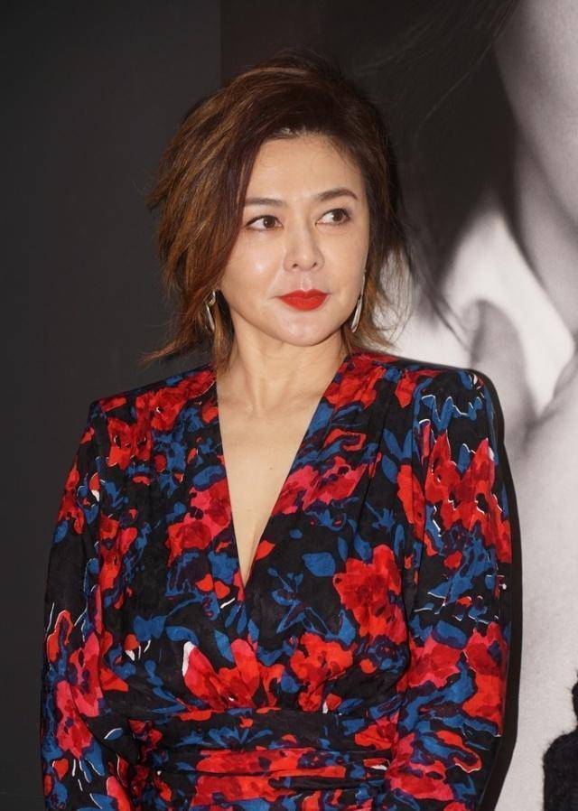 高清镜头下56岁关之琳,脸上一切看得清清楚楚,一笑暴露真实年龄_女