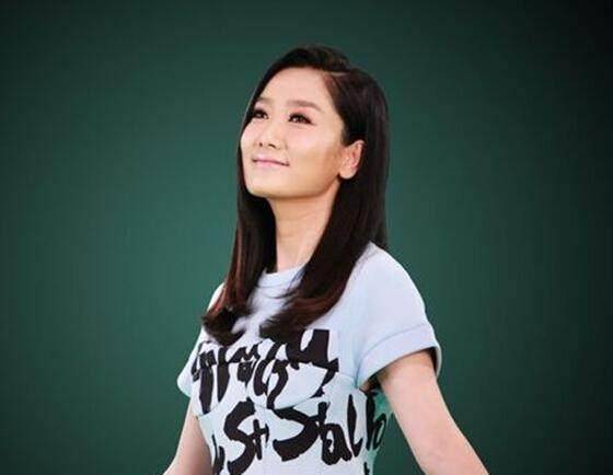 凤凰传奇的玲花素颜像换了个人盘点明星素颜照_周迅_组合_杨魏玲