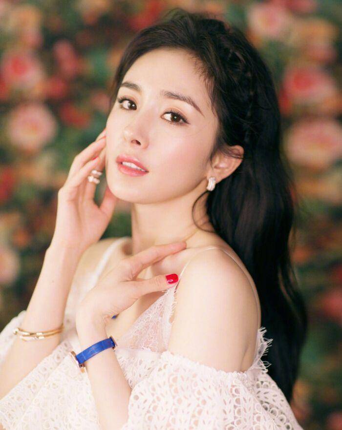 34岁杨幂长发披肩,身穿米色西装短裤套装,大秀美腿,我说两点_方面