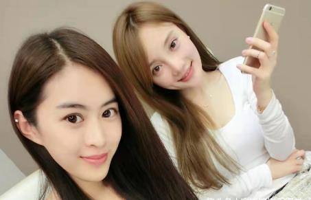 李小璐闺蜜官宣恋情,反向表白很有趣,与男友互动显得十分恩爱_王若雪