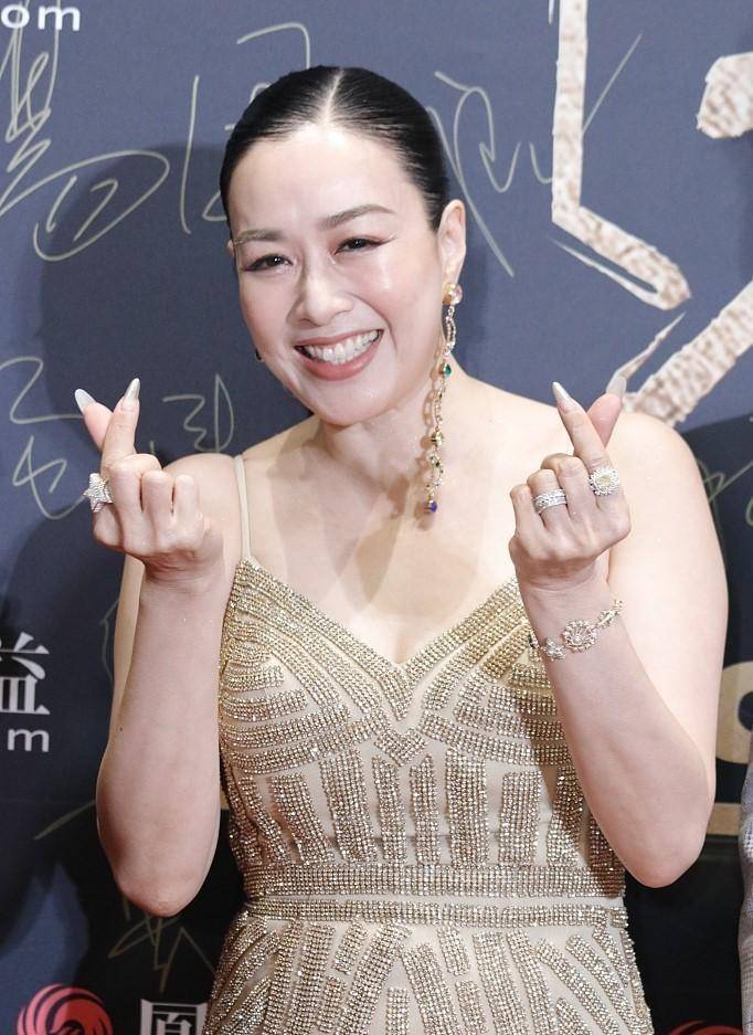 钟丽缇的穿衣真是勇敢,无论是红毯上还是日常生活中,她总是敢于挑战不