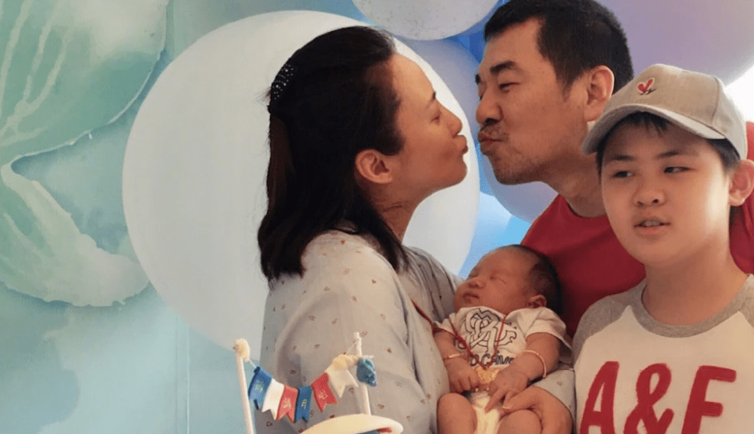 蒋勤勤背布袋素颜惊艳,二胎儿子敦厚似爸_夫妻_爱情_低调