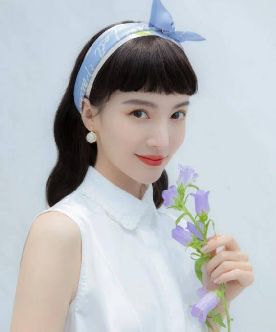 深夜和小鲜肉聚会喝醉,两人在车内亲热被拍_贾乃亮_视频_男子