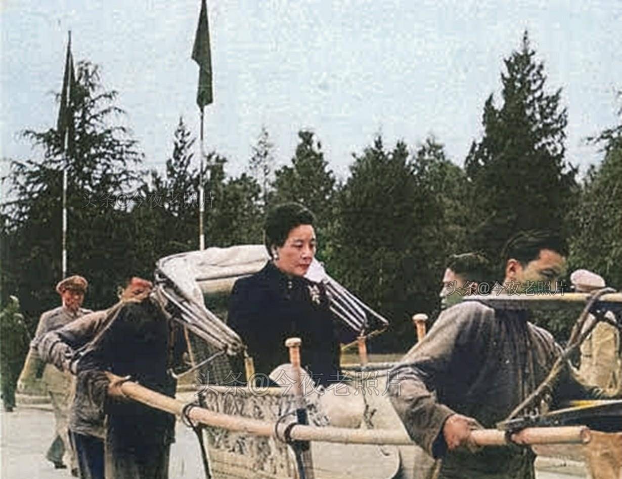 14,宋美龄坐豪车,乘专家号都见过,您见过她坐"滑竿"吗?