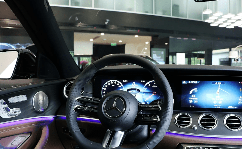 78内饰方面:奔驰e300大标车型采用了奔驰品牌一贯的奢华内饰,采用了