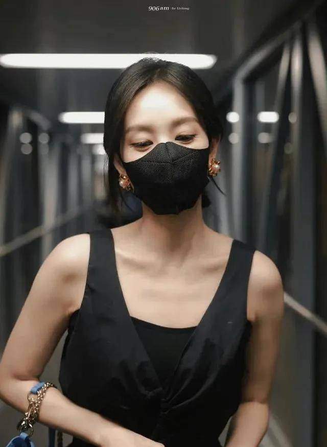 李一桐以"小黑裙拖鞋"穿搭风格走红,五官干净,大眼睛精致,眼神迷人!