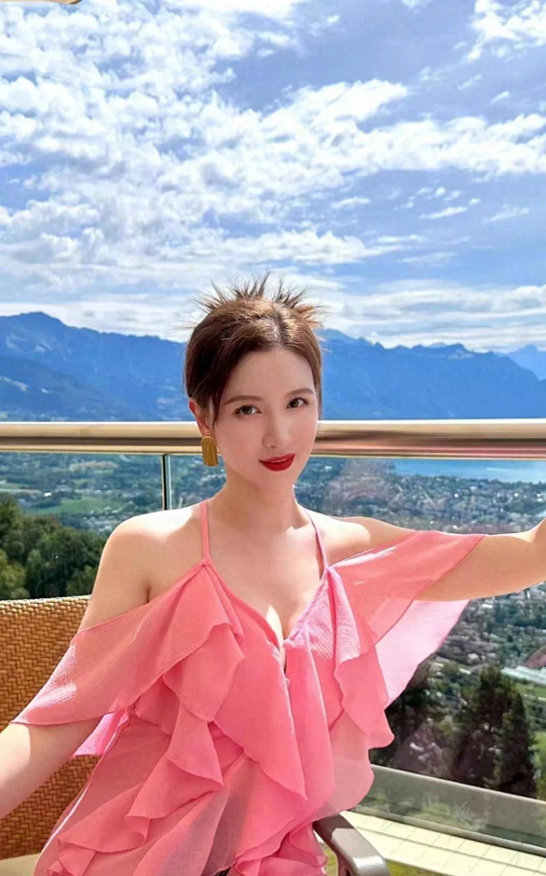 张萌,吐槽这衣服穿一次扣子就崩了,只怪身材也太好了_演技_漂亮_什么