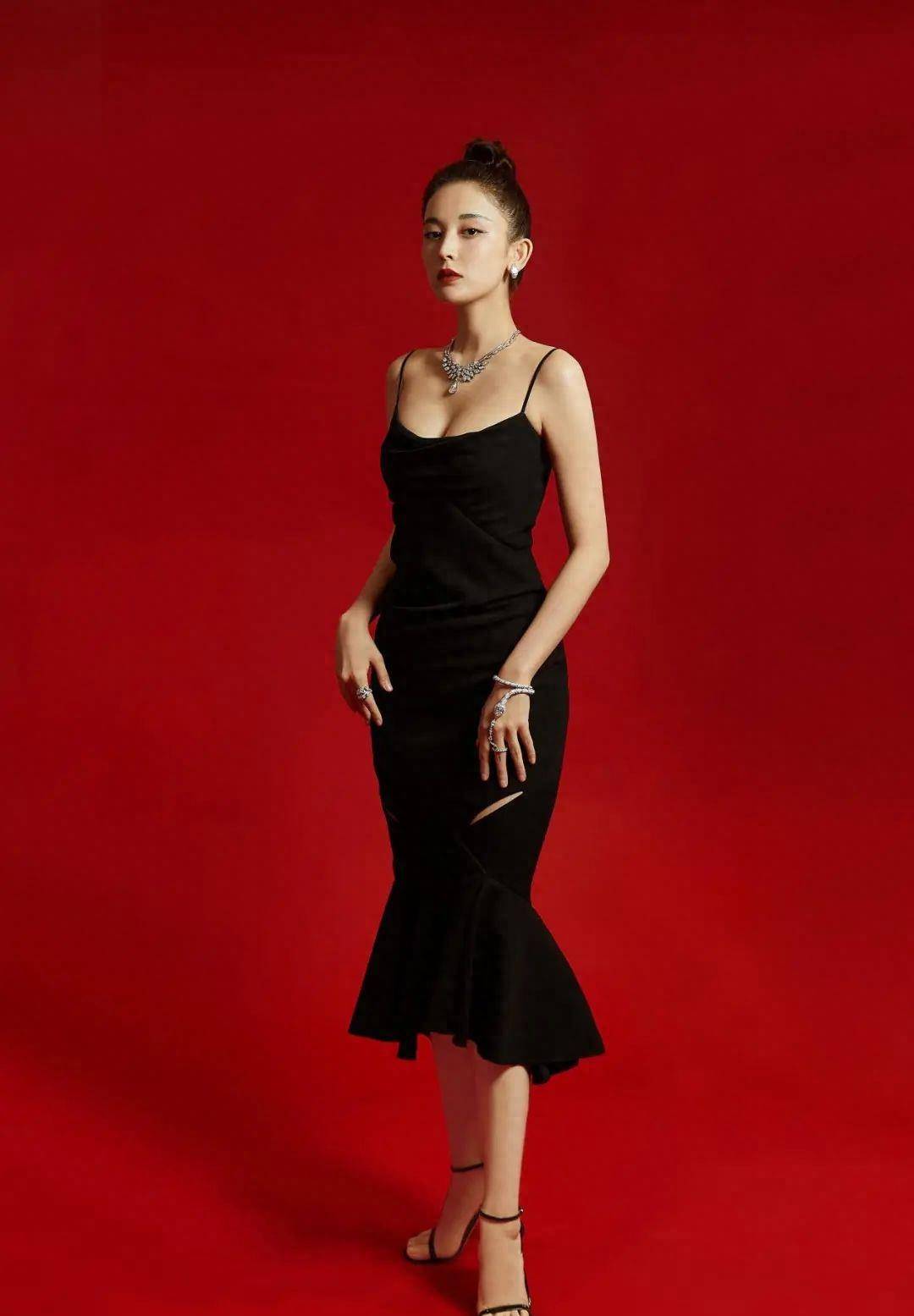 古力娜扎真是"有料",她身穿吊带鱼尾裙秀出迷人身材,腰臀比完美_时尚