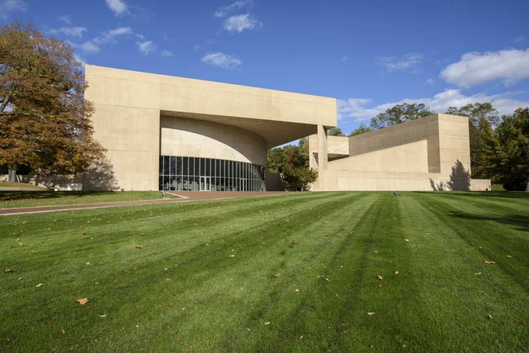 学校地理位置优越,邻近波士顿和纽约之间,距耶鲁大学所在地纽黑文市不