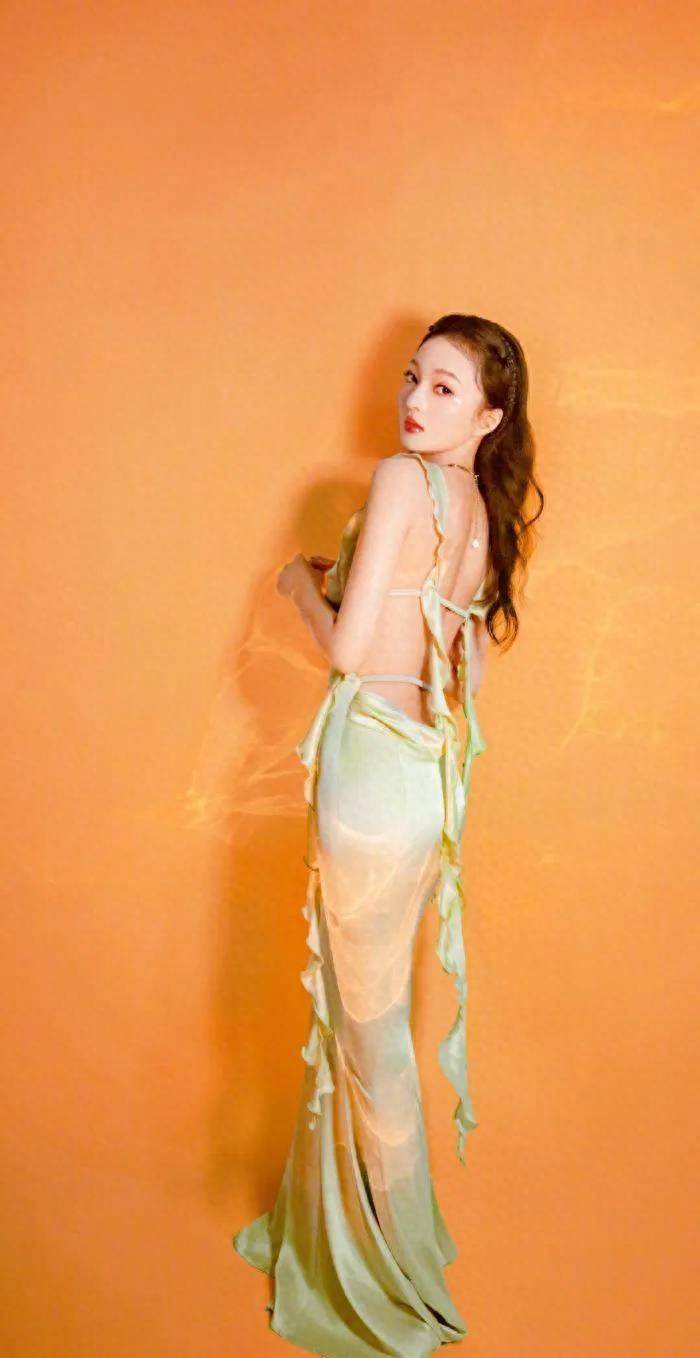张韶涵身着缎面吊带裙亮相,背影惊艳更迷人_观众_造型_时尚