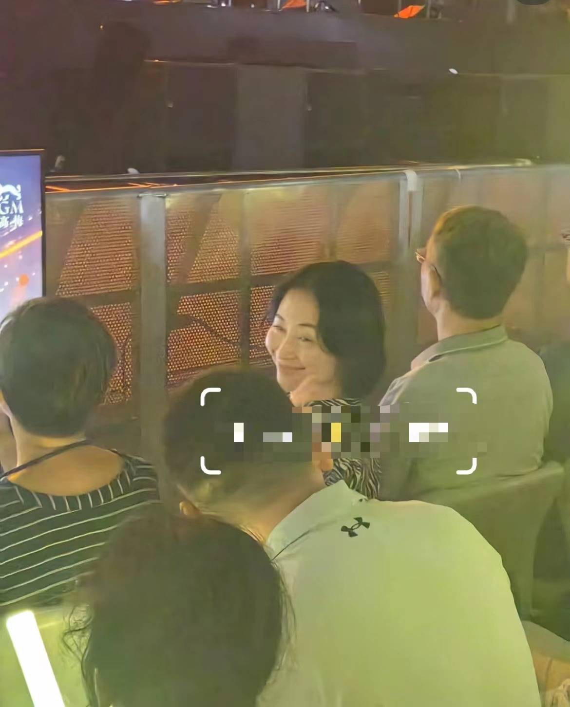 偶遇何超琼看演唱会,同性好友俞峥作陪,两人淋雨看完全场超浪漫