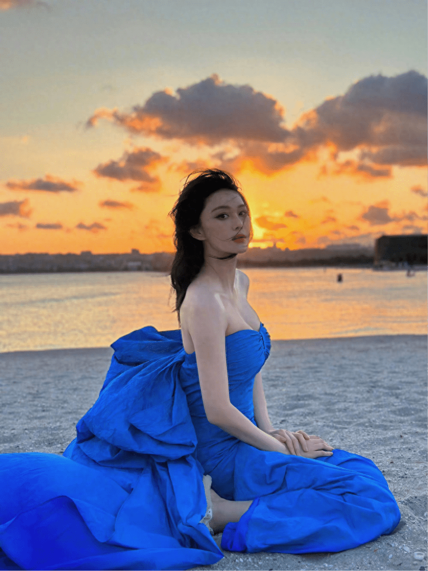 张馨予妈妈年轻得过分了,花甲年龄还穿热裤吊带,比女儿都抢眼_审美