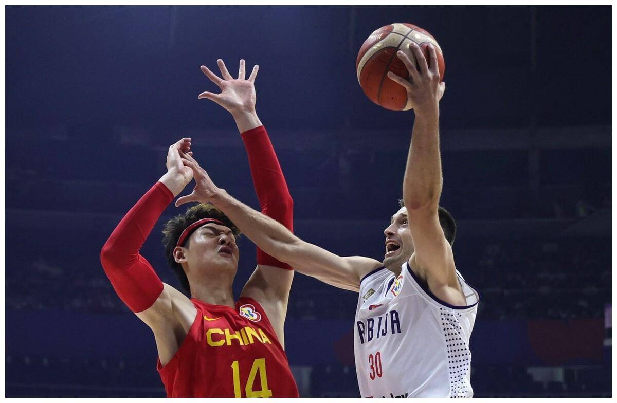14身高,慢得像蜗牛,软得像柿子,球迷:不如带易建联_王哲林_比赛_周琦