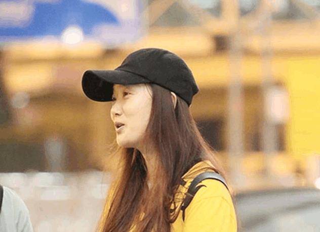 凤凰传奇玲花现身街头,素颜被路人拍到,网友都认不出来了_杨魏玲_组合