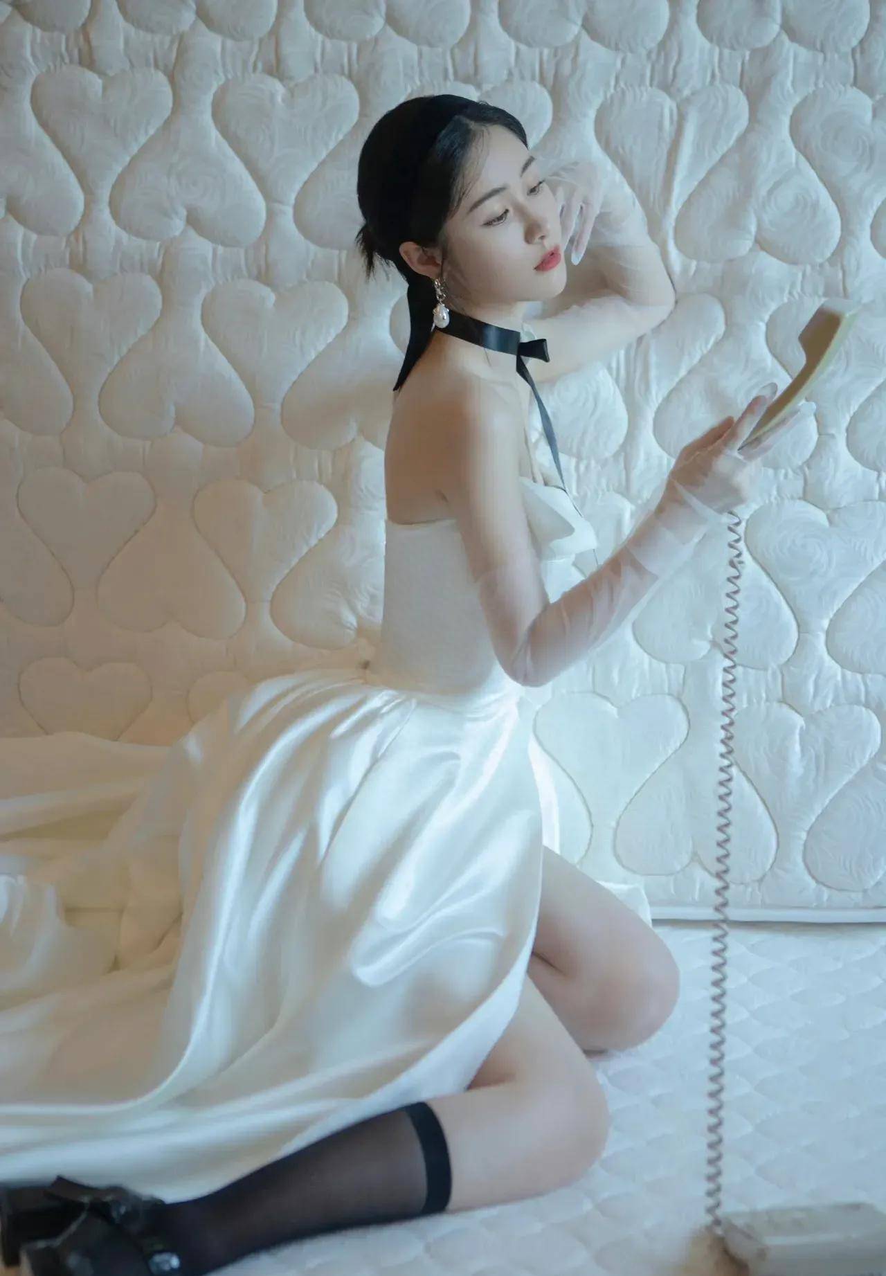 梁田白色连衣裙美丽迷人_时尚_长裙_黑色