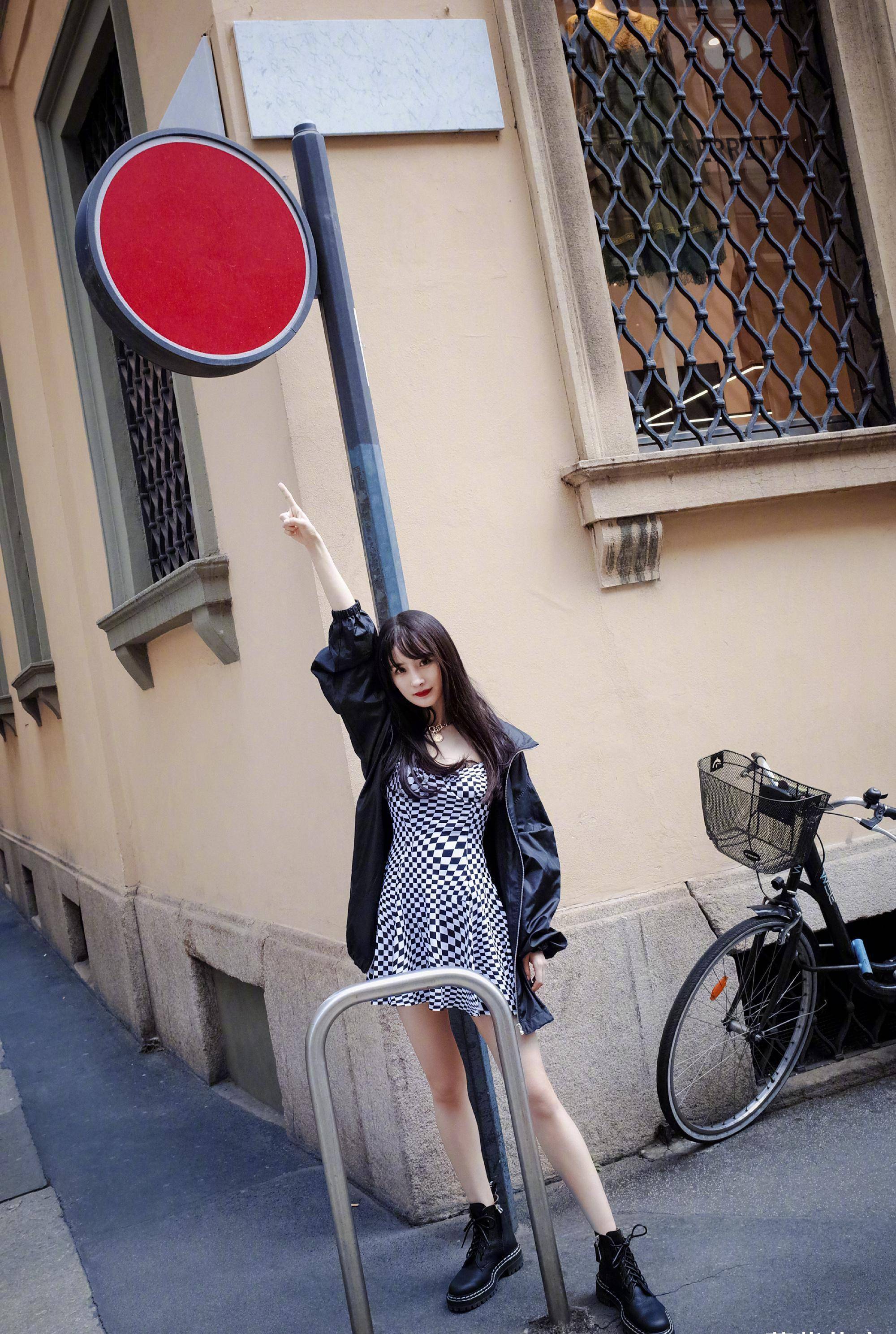 杨幂把空气刘海"毁"了,穿百褶裙配皮夹克,一点也不可爱_时尚_look