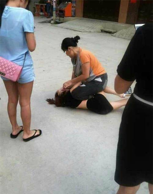 女子带姐妹当街暴揍小三,脱掉其衣服并泼辣椒油,该如何评价?
