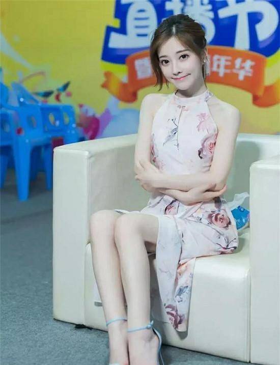 冯提莫的身高成谜,但是很会拍照,妥妥的大长腿_莫莫_写真_感觉